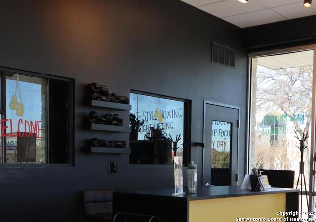 Listing photo id 5 for 12611 Interstate 10  Suite 105