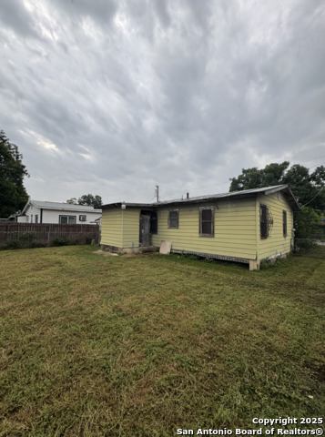 Listing photo id 12 for 1102 Jewett