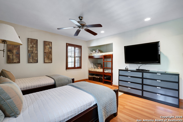Image 26 of 29 For 8715 Starcrest  19