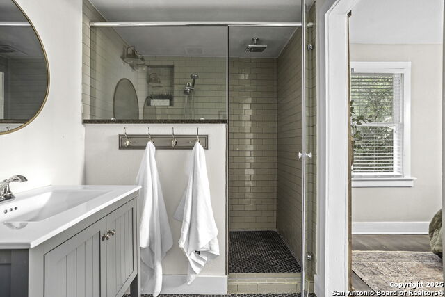 Image 15 of 26 For 353 Woodlawn Ave E