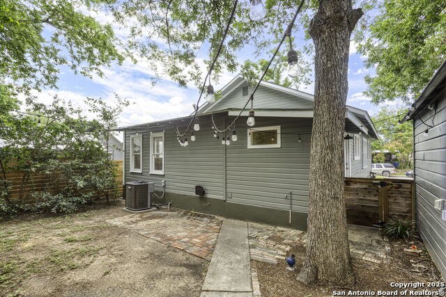 Image 22 of 26 For 353 Woodlawn Ave E