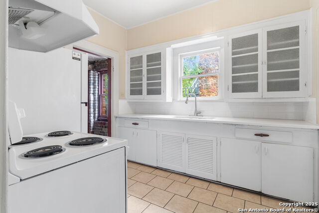 Listing photo id 13 for 1618 Kings Hwy W 1618