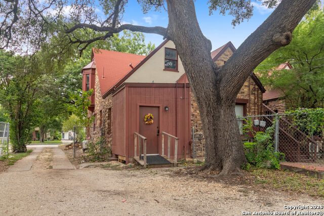 Listing photo id 14 for 1618 Kings Hwy W 1618