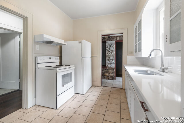 Listing photo id 6 for 1618 Kings Hwy W 1618