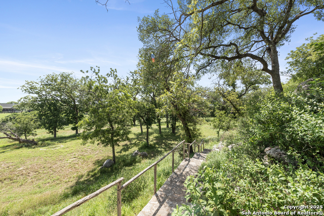 Listing photo id 10 for 3701 Fischer Store