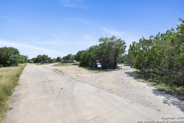 Listing photo id 15 for 3701 Fischer Store