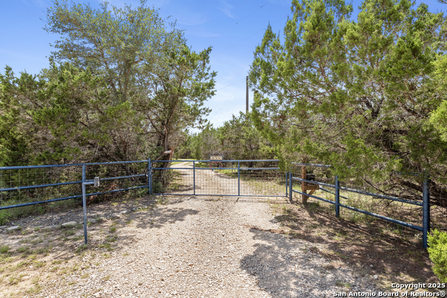 Listing photo id 16 for 3701 Fischer Store