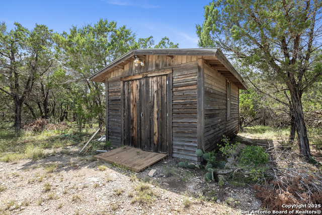 Listing photo id 17 for 3701 Fischer Store