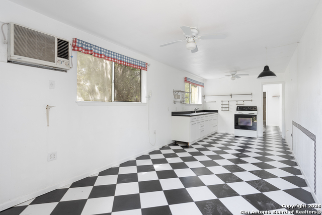 Listing photo id 21 for 3701 Fischer Store