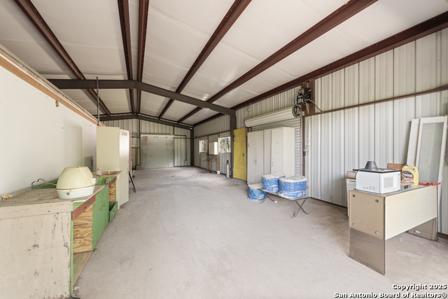 Listing photo id 22 for 3701 Fischer Store