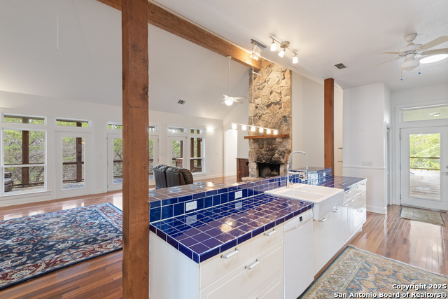 Listing photo id 31 for 3701 Fischer Store