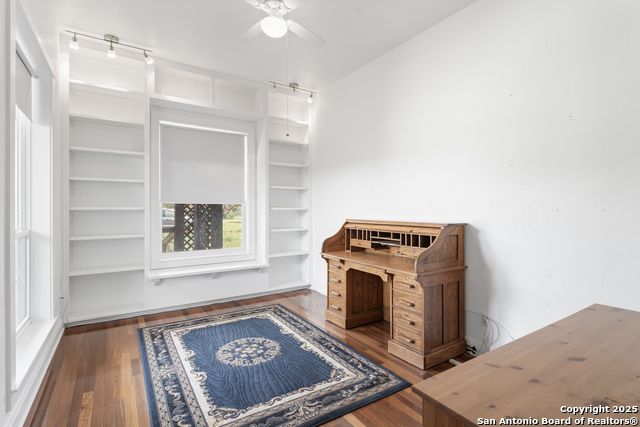 Listing photo id 44 for 3701 Fischer Store