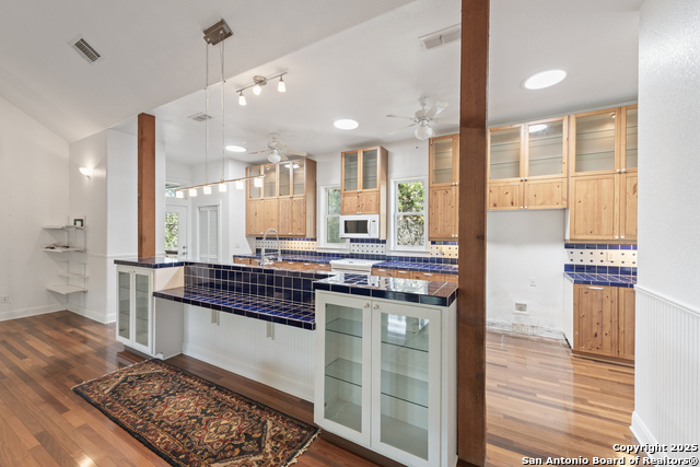 Listing photo id 52 for 3701 Fischer Store