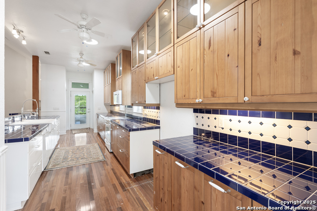 Listing photo id 54 for 3701 Fischer Store