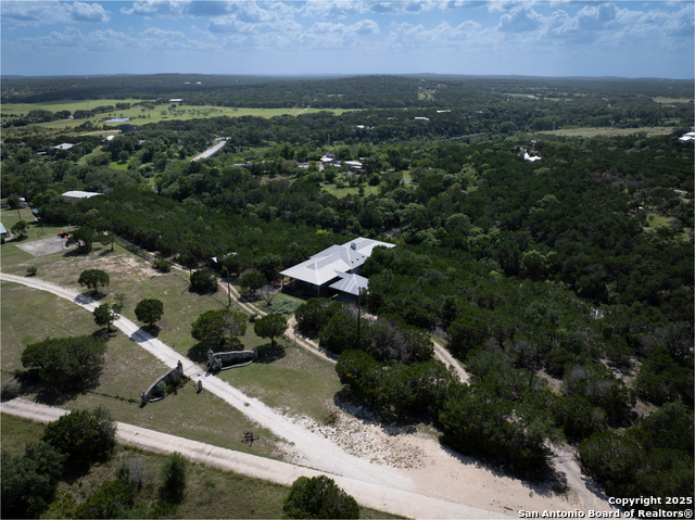 Listing photo id 5 for 3701 Fischer Store