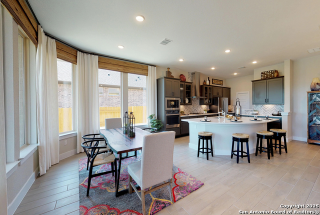 Listing photo id 12 for 209 Sawtooth Oak