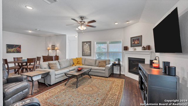 Listing photo id 9 for 4067 Legend Meadows