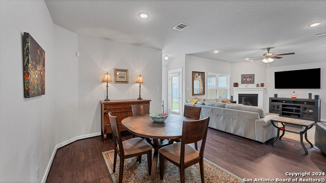 Listing photo id 5 for 4067 Legend Meadows