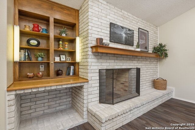 Image 13 of 40 For 19706 Encino Knoll