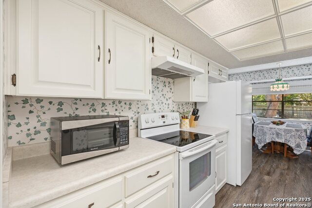 Image 17 of 40 For 19706 Encino Knoll