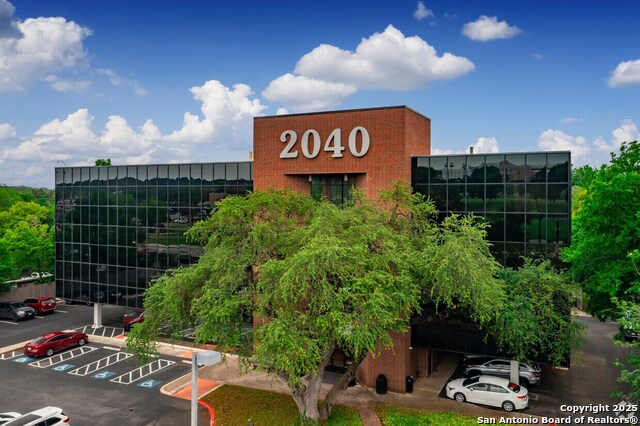 Listing photo id 1 for 2040 Babcock 303