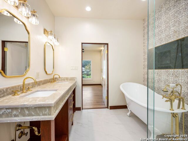 Image 39 of 57 For 421 Hildebrand E