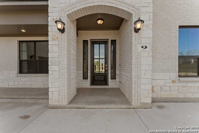 Listing photo id 1 for 9 Cattle Dr  