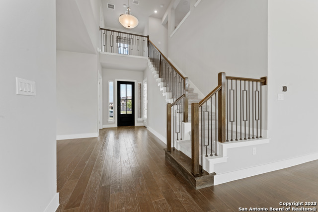 Listing photo id 2 for 9 Cattle Dr  