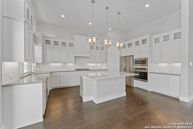 Listing photo id 4 for 9 Cattle Dr  