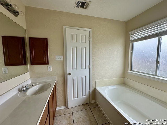 Listing photo id 11 for 327 Ville Serene