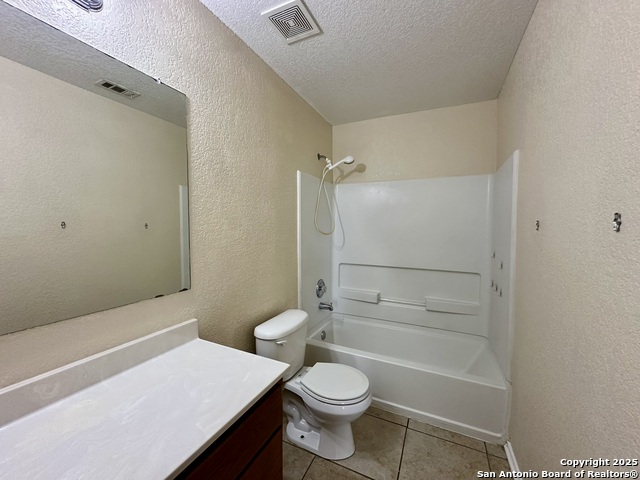 Listing photo id 15 for 327 Ville Serene