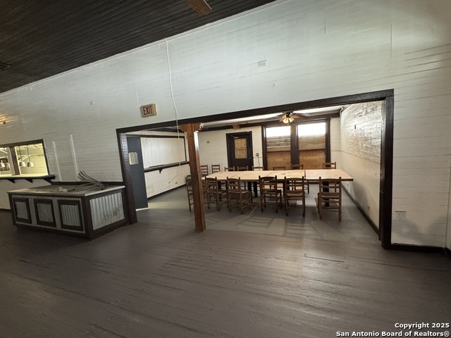 Listing photo id 3 for 13525 Wetmore