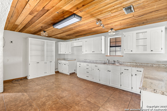 Listing photo id 11 for 870 County Road 761