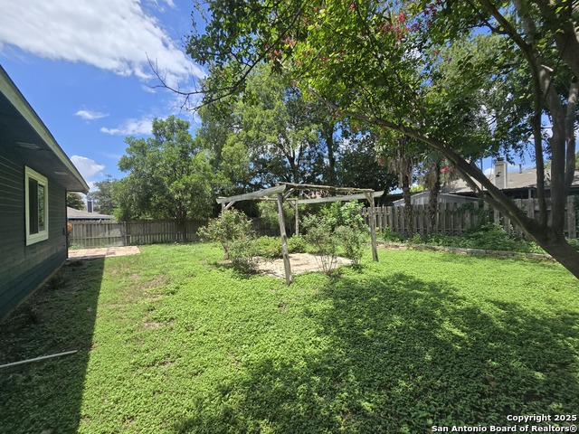 Listing photo id 1 for 8015 Forest Ash