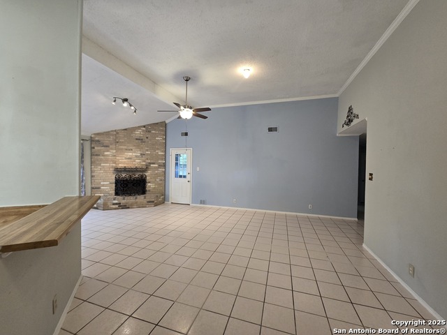 Listing photo id 3 for 8015 Forest Ash