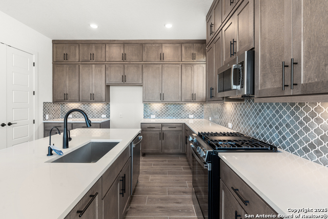Image 12 of 28 For 20675 Huebner Rd Unit 523