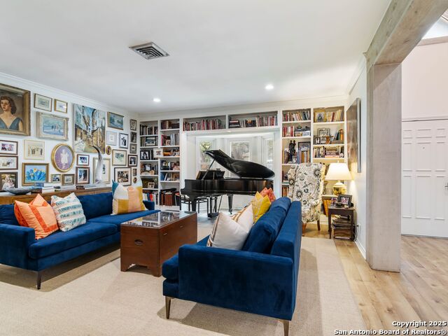 Image 16 of 40 For 121 Laburnum Dr