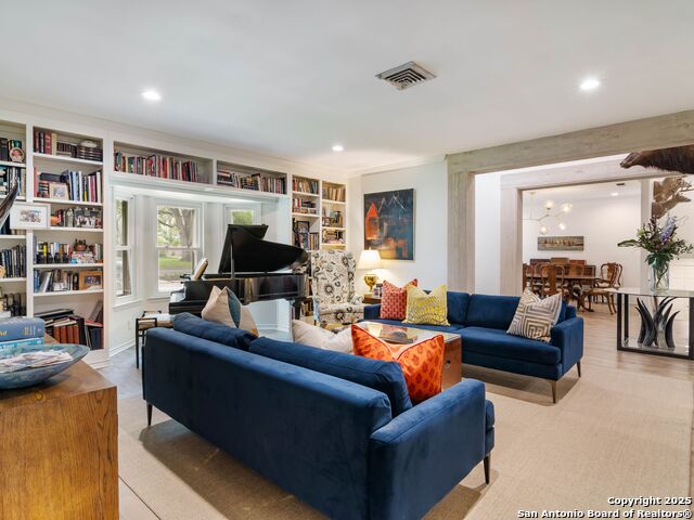 Image 17 of 40 For 121 Laburnum Dr