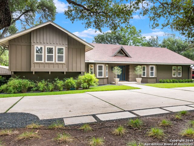 Image 2 of 40 For 121 Laburnum Dr