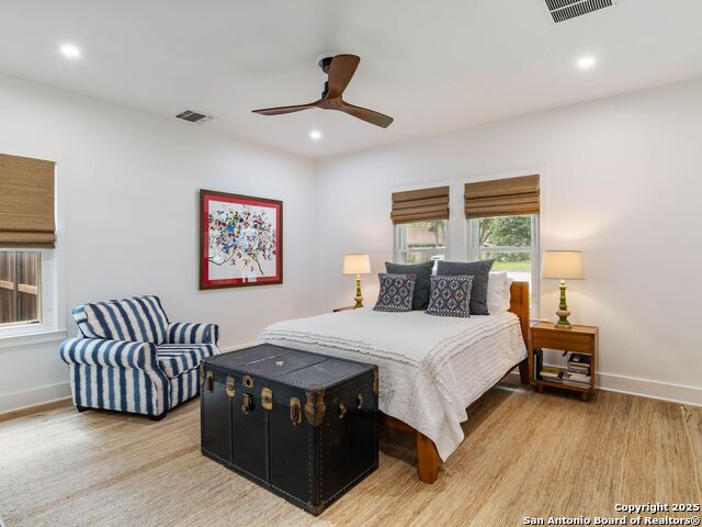 Image 20 of 40 For 121 Laburnum Dr