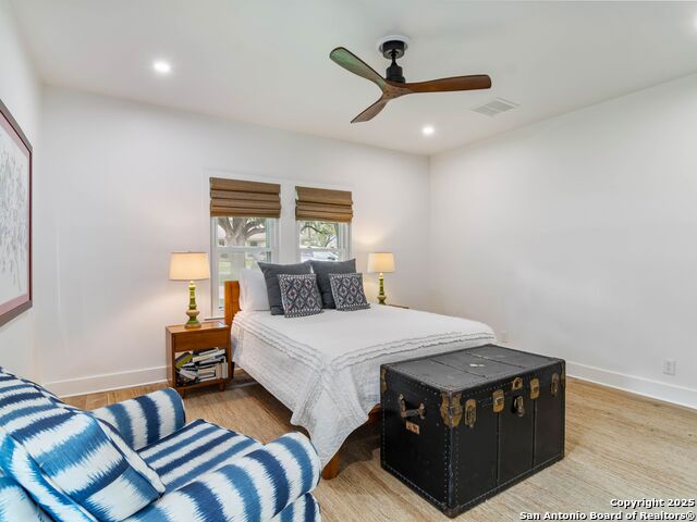 Image 21 of 40 For 121 Laburnum Dr