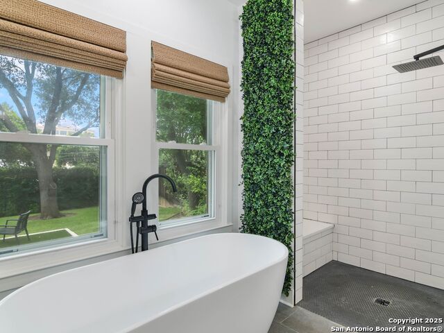 Image 23 of 40 For 121 Laburnum Dr