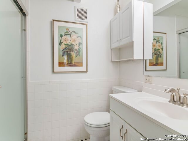 Image 26 of 40 For 121 Laburnum Dr