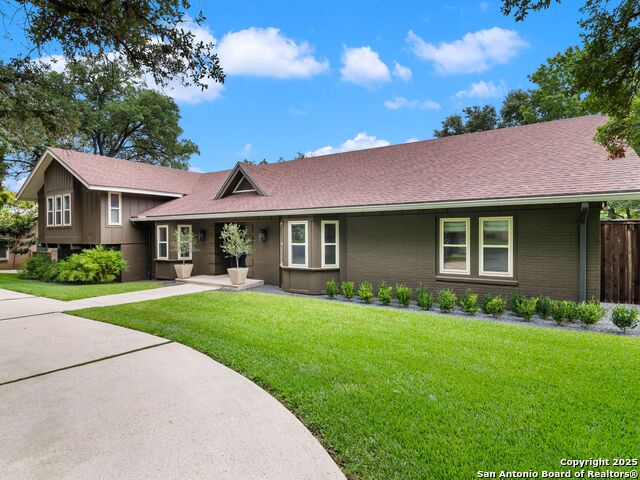 Image 3 of 40 For 121 Laburnum Dr