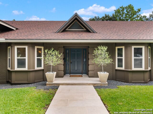 Image 4 of 40 For 121 Laburnum Dr