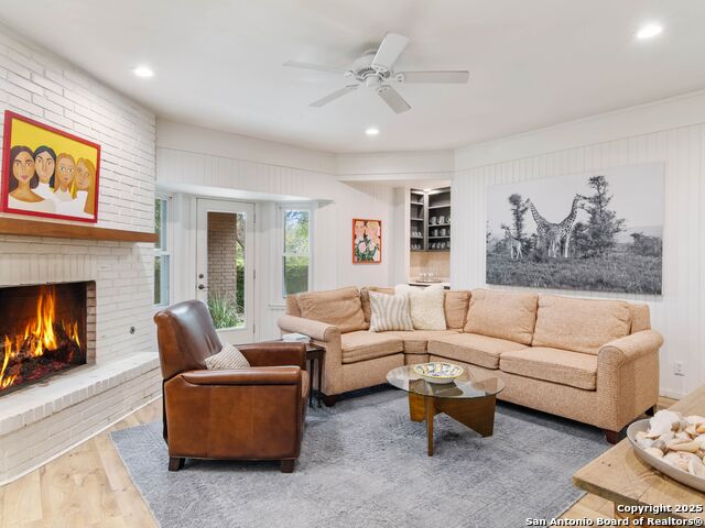 Image 7 of 40 For 121 Laburnum Dr