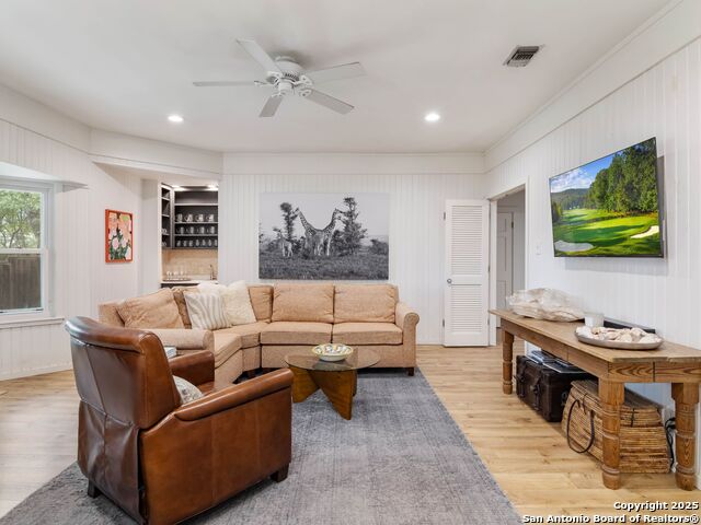 Image 8 of 40 For 121 Laburnum Dr