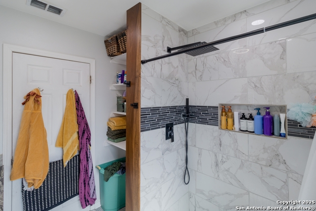 Image 14 of 18 For 450 Pamela