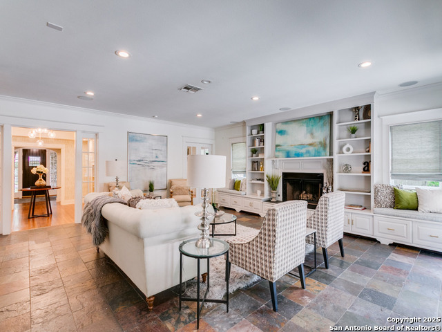 Listing photo id 8 for 204 Parklane