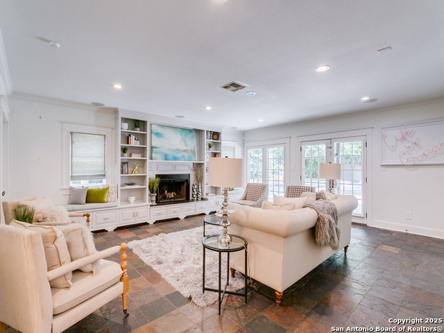Listing photo id 9 for 204 Parklane
